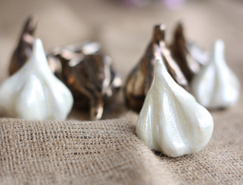 Ceramic decoration – Sculptured garlic for the home and garden